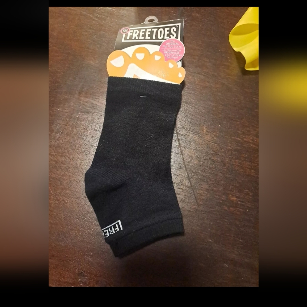 Freetoes Socks Flip Flop Pedicure Yoga Exercise -Black NWT